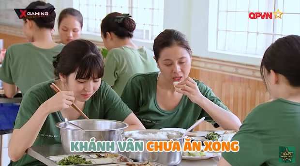 Dẫu gương mặt có tròn trịa, thiếu thần sắc hơn vì không trang điểm nhưng Khánh Vân vẫn nổi bật vì sự đáng yêu vốn có. Ảnh : Cắt từ clip