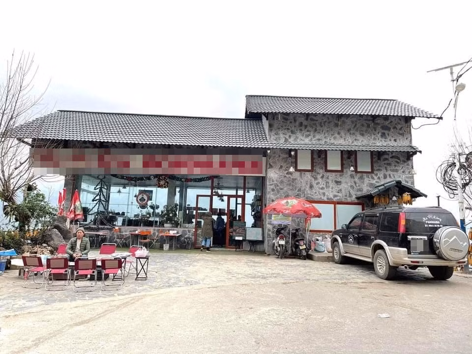 Theo như chủ nhân bài viết chia sẻ, có vẻ như khách sạn trên con đèo này giờ đây còn có vẻ khang trang và đồ sộ hơn cả trước kia sau hơn 1 năm gây tranh cãi. Ảnh: FB Đ.N.Q