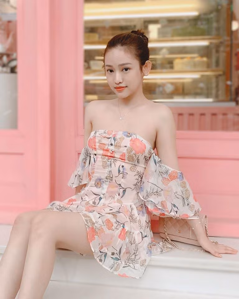 Scandal của hot girl Cà Mau gây tiếng vang lớn nhất có lẽ là vụ lùm xùm tình ái với đại gia Phan Thành - lúc này đang là hôn phu của Midu. Đồng thời phong cách thời trang của cô nàng sinh năm 1998 này cũng thường xuyên trở thành chủ đề khiến dân tình bàn tán xôn xao.