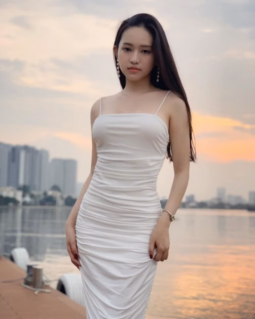 Vừa qua, Thúy Vi còn khiến dân tình xôn xao khi công khai thừa nhận nâng cấp “đôi gò bồng đào” sau hơn 1 năm rút túi ngực.