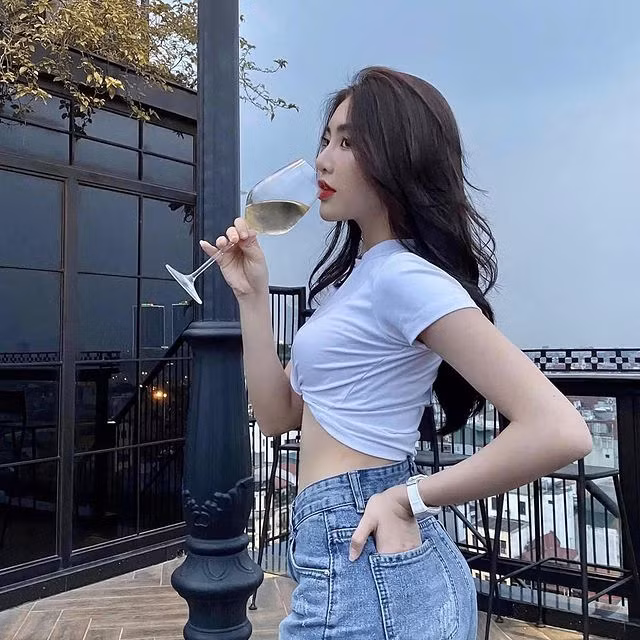 Hot girl Diệu Linh vốn là cô gái tự lập ngay từ nhỏ, nên việc học xa nhà và tự kiếm tiền là điều không quá xa lạ với cô gái này.