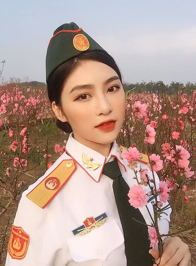 Trước đó Diệu Linh được nhiều người biết đến cô với cái tên "hot girl quân phục" trường Đại học Văn hóa Nghệ thuật Quân đội.