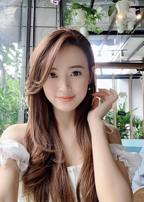 Sau một thời gian hoạt động trong showbiz, hiện tại hot girl đời đầu này đã tạm rút lui khỏi ánh hào quang tập trung kinh doanh và làm giảng viên đại học Công nghệ TP.HCM (HUTECH) trong 3 năm qua.