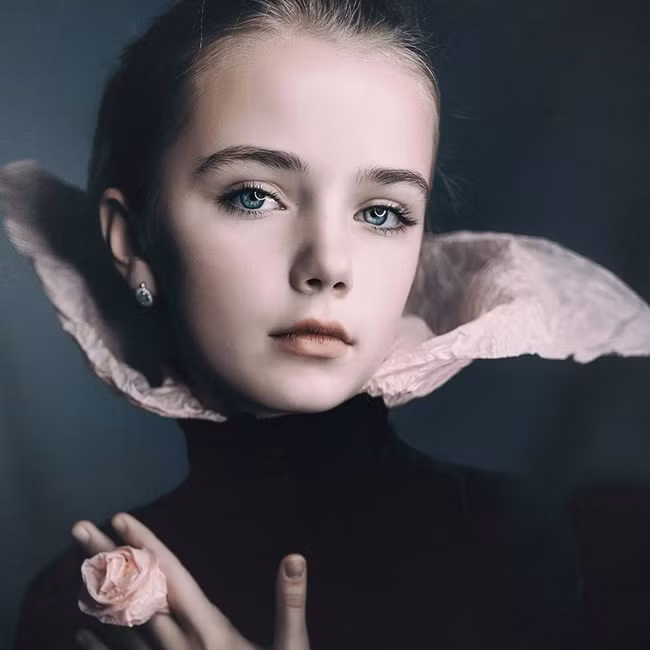 Anna Grudina sinh năm 2004 tại Belarus từng gây ấn tượng mạnh với công chúng nhờ vẻ ngoài xinh xắn, trong trẻo cùng đôi mắt "hút hồn" ngay từ khi còn 9 tuổi. Nhờ sở hữu nhan sắc xuất thần nên Anna Grudina được mệnh danh là " mẫu nhí xinh nhất thế giới".