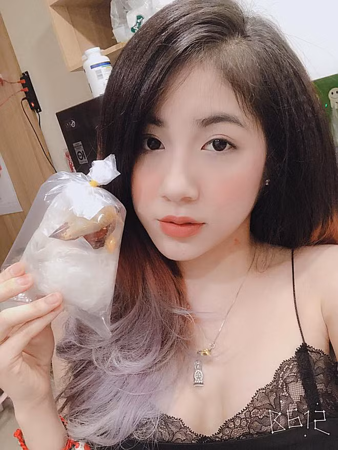 Bức ảnh cầm bịch bánh tráng trộn quá gợi cảm của cô nàng đã gây ấn tượng mạng với cư dân mạng, có lẽ cũng từ đây mà cô nàng có cái tên là ''hot girl bánh tráng''.