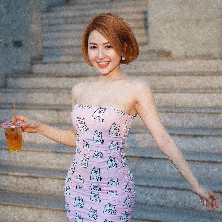 Mới đây trên trang cá nhân, hot girl Trâm Anh đã đăng tải hình ảnh nóng bỏng của bản thân để chào đón tuổi 25. Trong bài chia sẻ, cô nàng mong rằng tuổi mới sẽ khiến cô nàng càng tự tin và bao dung hơn, có thể tha thứ cho những người làm mình tổn thương ngày trước.