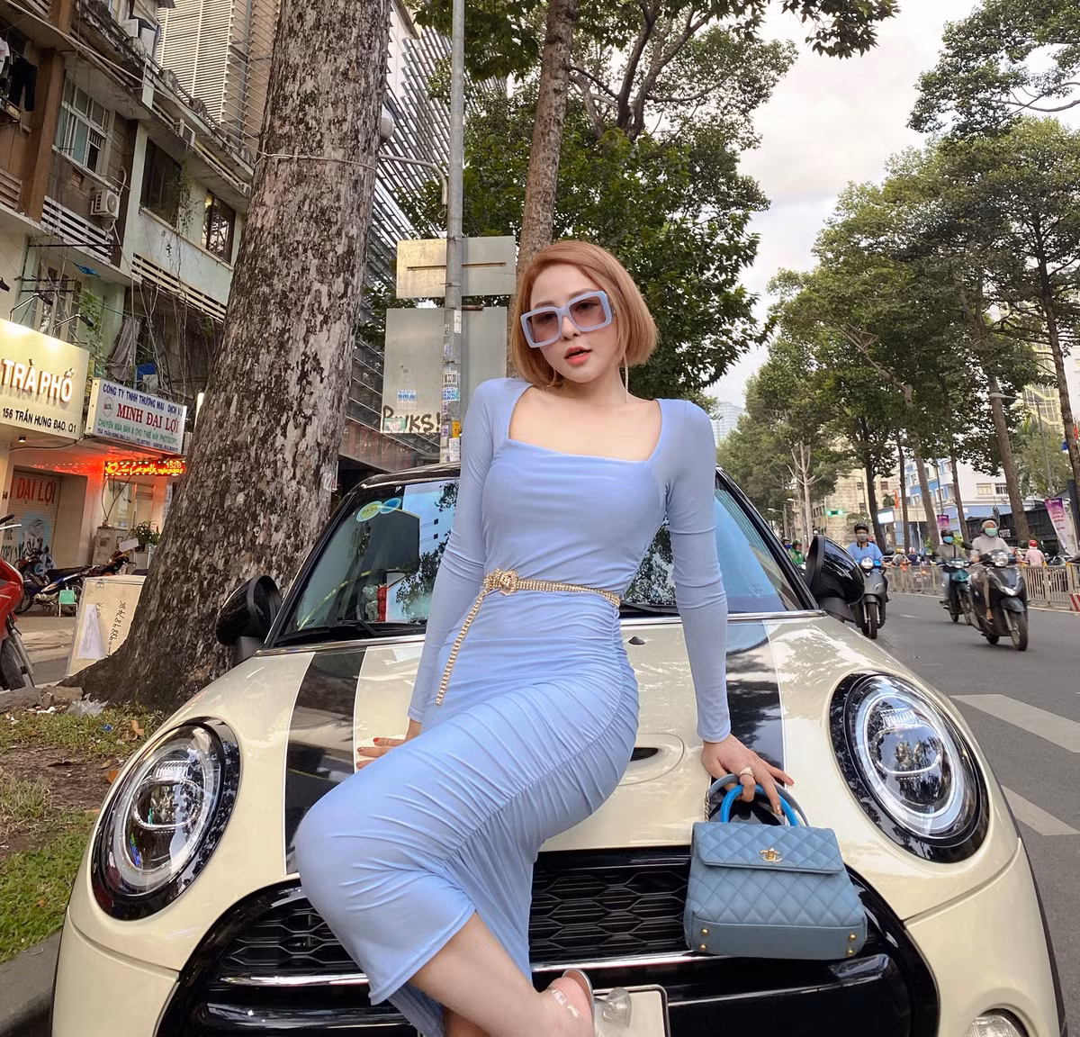 Sở hữu gương mặt ưa nhìn và vóc dáng khá chuẩn, Trâm Anh có thể "cân" được rất nhiều kiểu trang phục khác nhau.