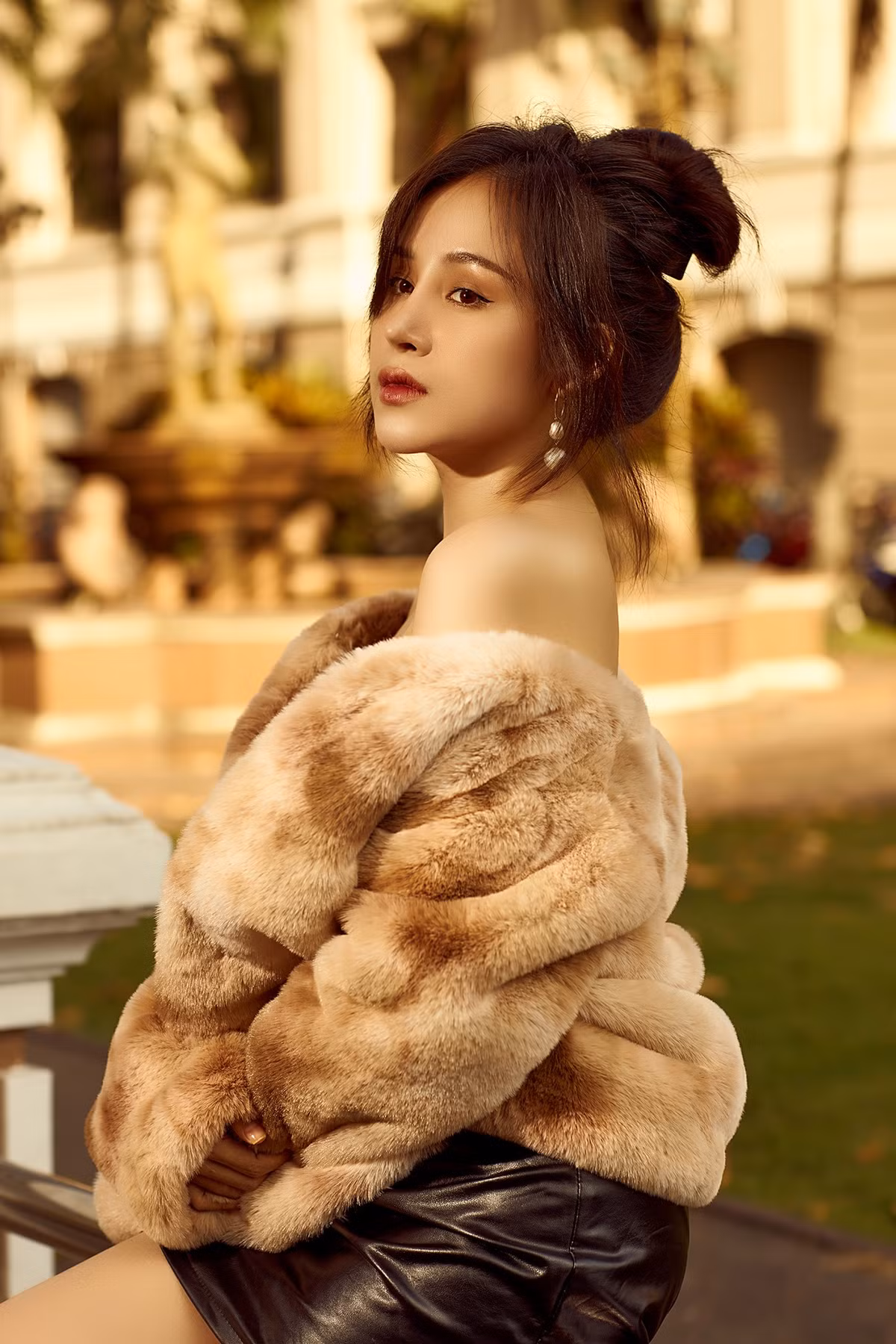 Theo ý kiến của nhiều người, sau một thời gian dài im ắng, bà Tưng ở thời điểm hiện tại tuy kín đáo, trưởng thành hơn nhưng độ mặn mà, quyến rũ lại tăng lên hẳn so với trước, thậm chí là so với cả khi cô nàng vẫn còn giữ phong cách ăn mặc táo bạo thời mới nổi tiếng.