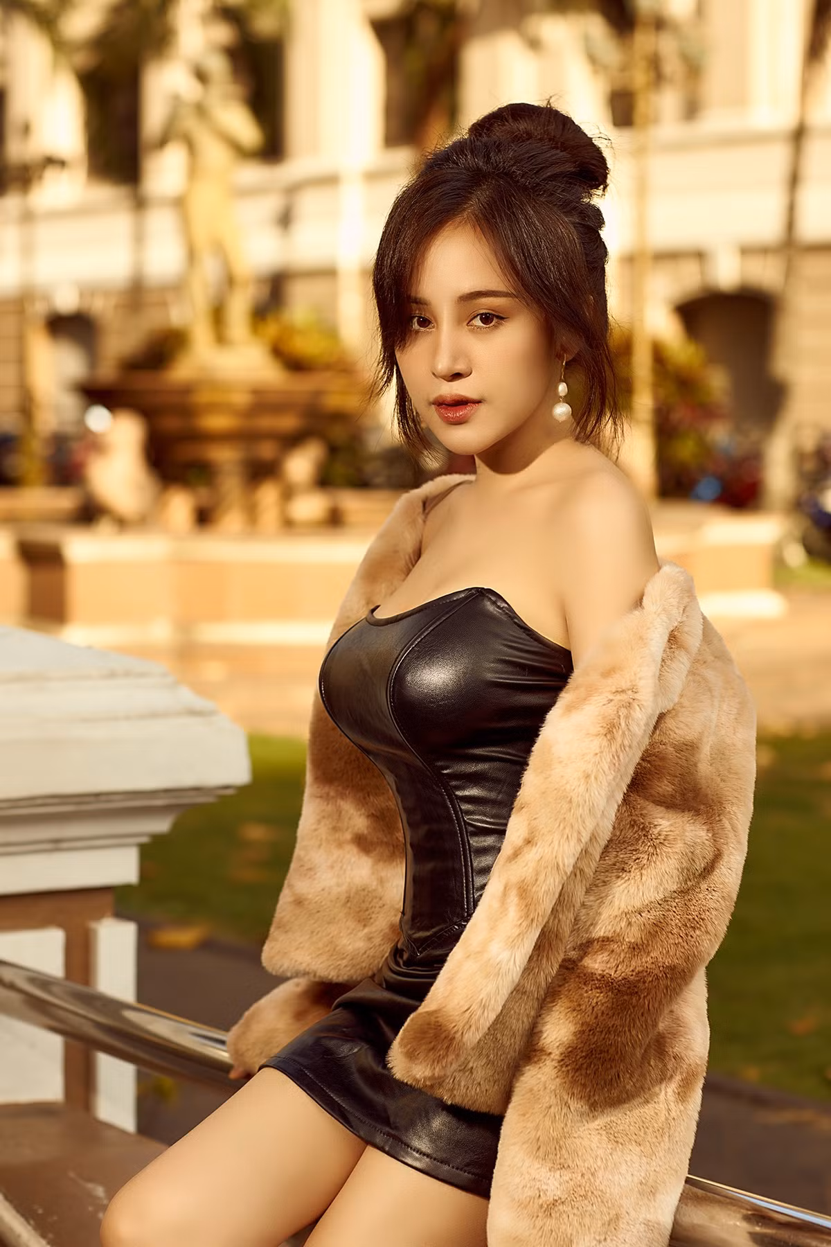 Nổi tiếng bằng những phát ngôn sốc và hình ảnh hở hang đến phản cảm, bà Tưng đã trở thành một hiện tượng lạ trong cộng đồng mạng xã hội ở Việt Nam vào năm 2014.