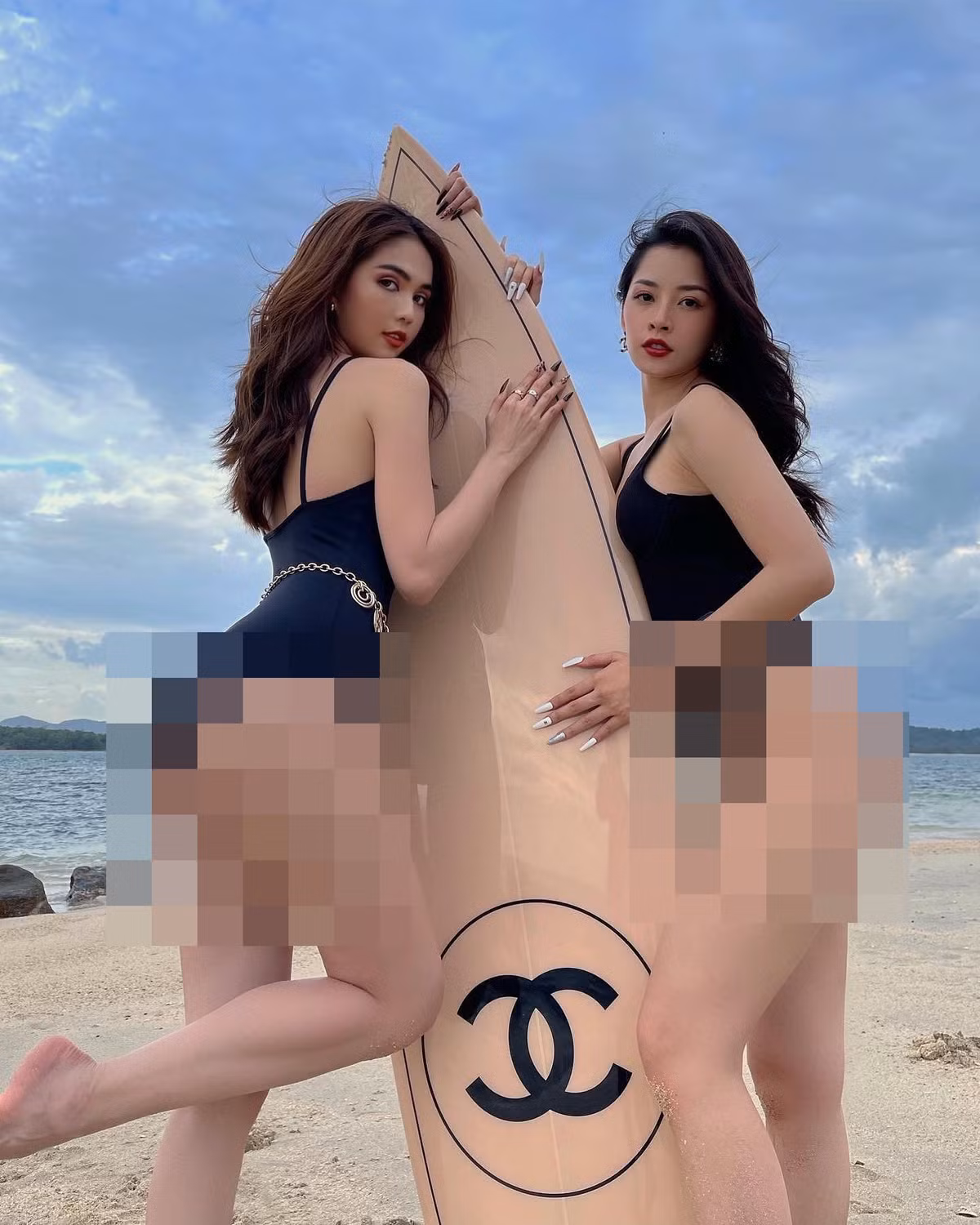 Nếu Chi Pu gây chú ý với thân hình nóng bỏng thì người chị Ngọc Trinh chuyên khoác lên mình thời trang hở bạo tôn vòng 1.
