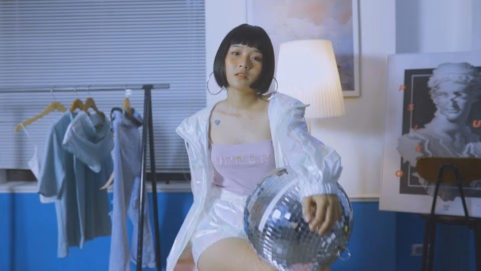 Lê Na là một hot girl kiêm diễn viên tự do, 1 vlogger khá có tiếng trên mạng xã hội với nhiều clip cover và khả năng viết nhạc.