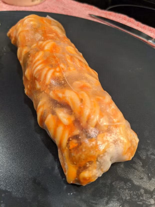 Ở nhà rảnh rỗi nên tôi đã vào bếp làm thử món pasta cuộn bánh tráng.