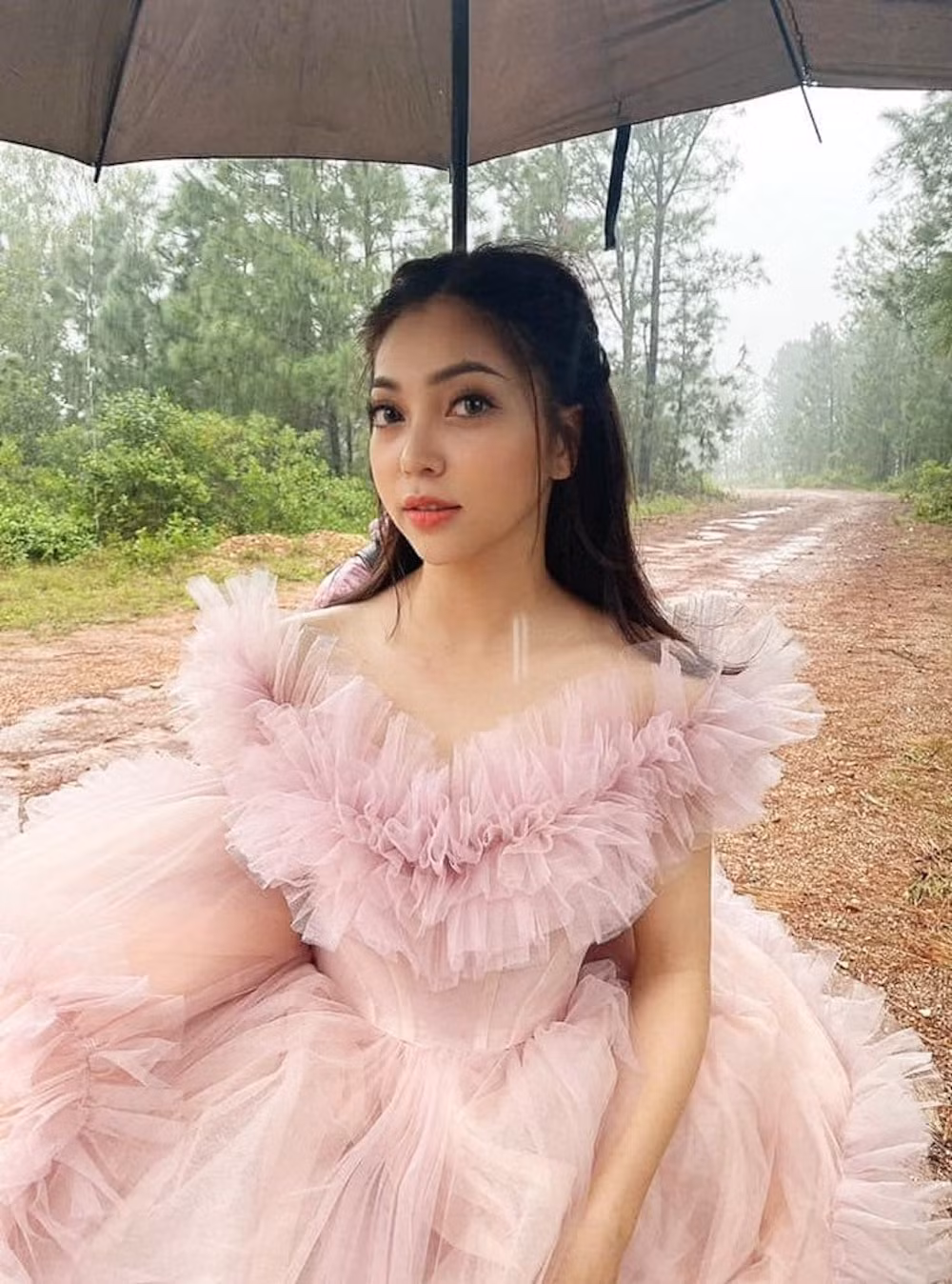 Với cách xưng hô này, người theo dõi có thể hiểu Nhật Lê đã có người mới và đang chìm đắm trong hạnh phúc tình yêu.