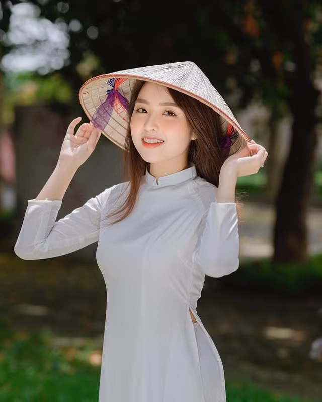 Cô nàng ngay cả khi diện áo dài vẫn rất cuốn hút.