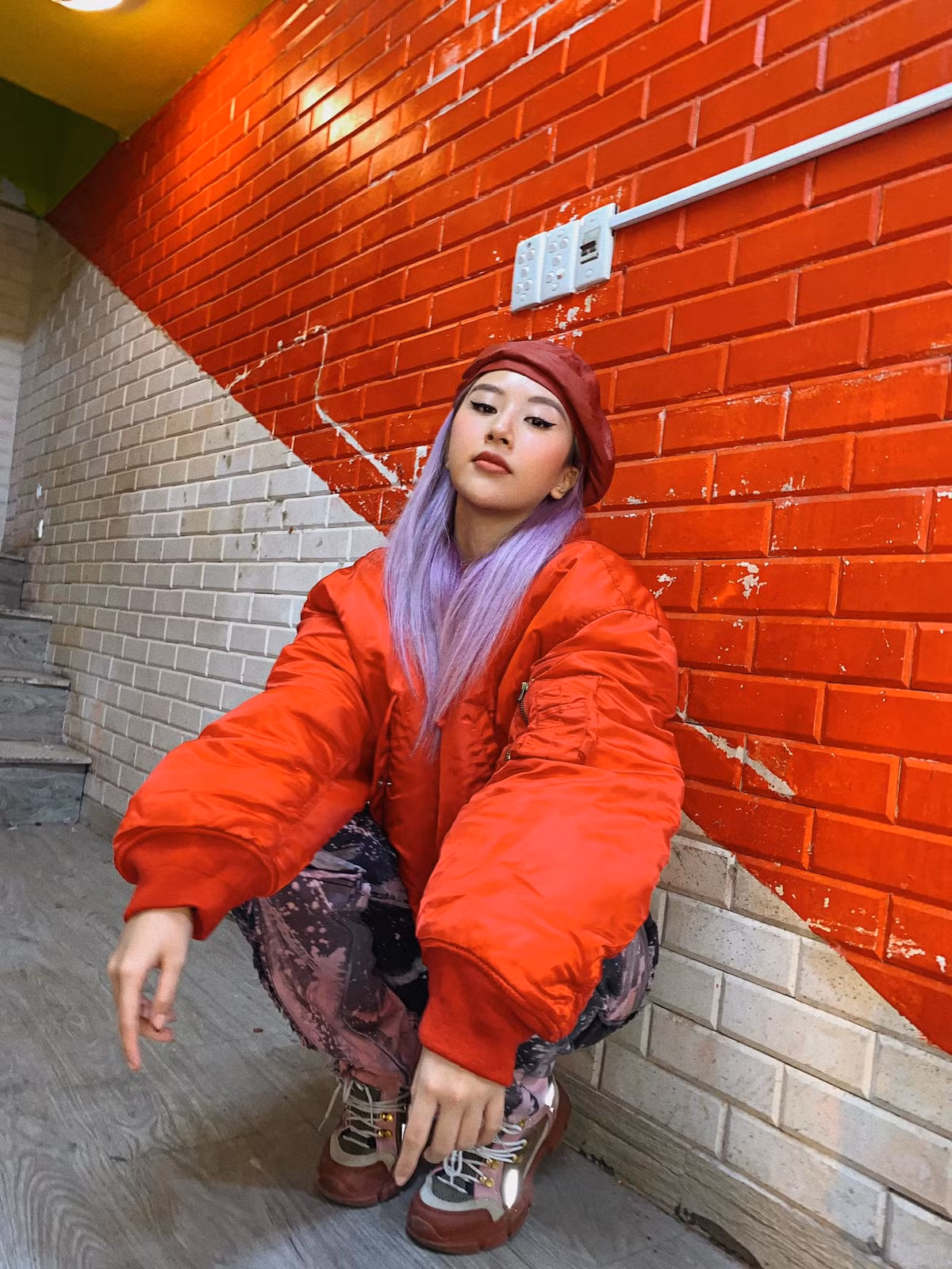 Hiện người đẹp là một fashionista có tiếng trong làng thời trang với 2.5 triệu lượt theo dõi trên Instagram.