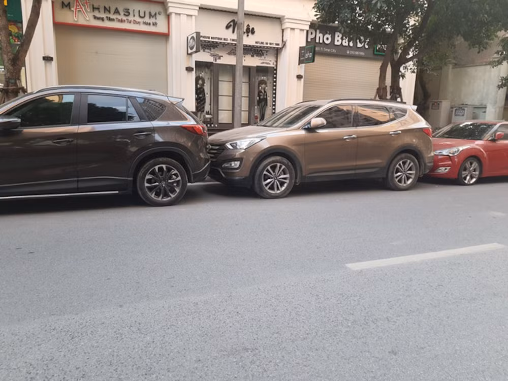 Sau khi biệt tăm biệt tích thì chủ nhân của chiếc ô tô đã có mặt và mong chủ cửa hàng thông cảm. Thế nhưng sự việc đến thời điểm này lại càng rắc rối hơn khi trước và sau chiếc xe của người này bất ngờ xuất hiện thêm những ô tô khác khiến tài xế muốn đánh xe ra cũng khó.