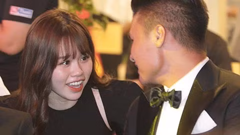 Tưởng chừng chuyện tình cảm của cặp đôi sau khi công khai sẽ bớt bị soi mói nhưng ai ngờ đó cũng là ngày bao nhiêu drama bắt đầu ập tới.
