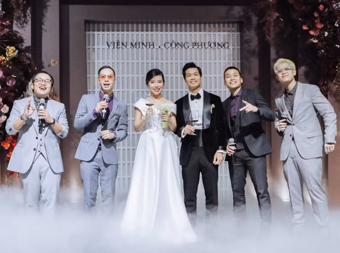 Trước đó, bố Công Phượng cũng có chia sẻ về nơi tổ chức đám cưới của con trai, đó là tại sân bóng của xóm chứ không làm ở nhà hàng. "Bố mẹ cầu chúc con hạnh phúc trọn đời, thỉnh thoảng về quê thăm, gọi điện cho bố mẹ là vui rồi" - bố chàng tiền đạo gửi lời đến con trai mình.