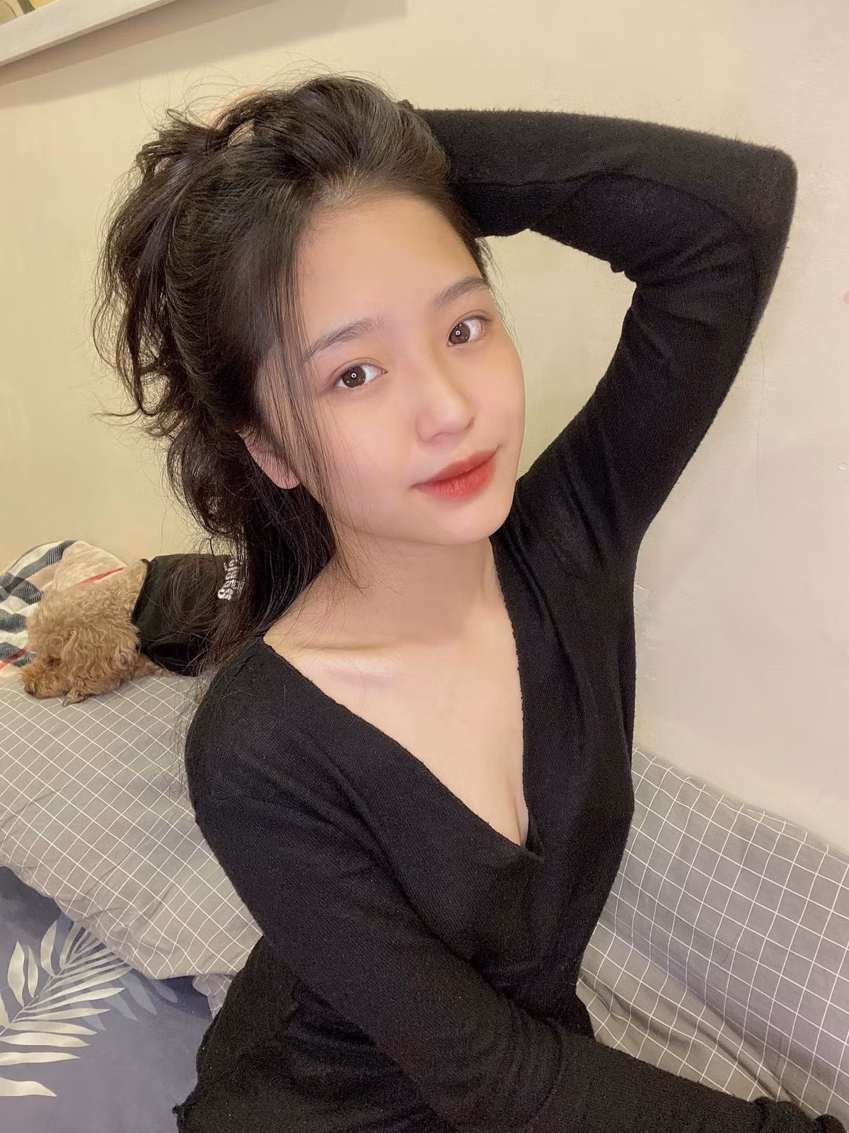 Không kém cạnh gì cô chị, cô em Phương Uyên cũng sở hữu nhan sắc xinh đẹp, đáng yêu. Phương Uyên cũng cho biết thêm rằng, bản thân thích làm mẫu ảnh nhưng vì cô nàng còn đang lứa tuổi học sinh nên vẫn chọn chú tâm vào việc học hơn.
