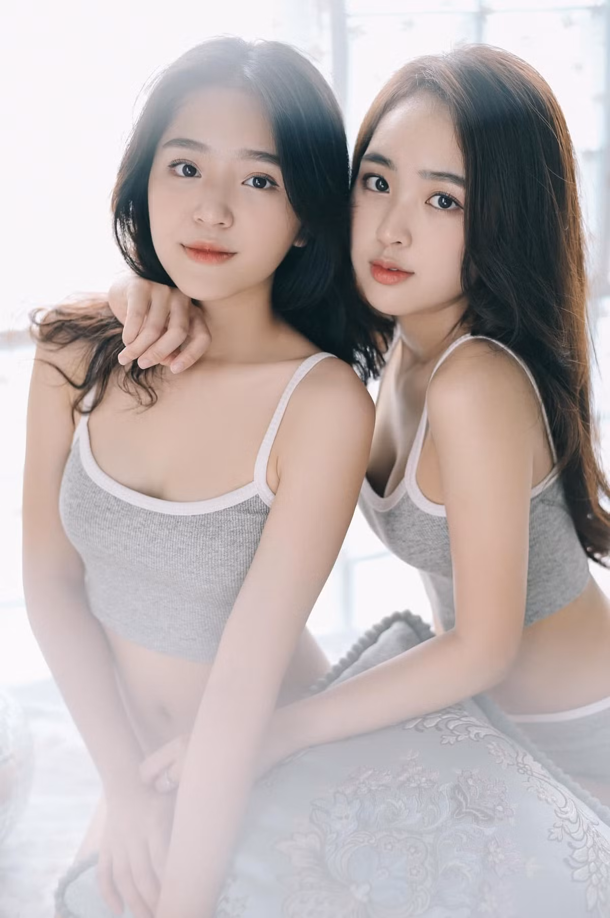 Mặc dù cách nhau tới 9 tuổi nhưng 2 chị em có nhiều nét tương đồng khiến nhiều người nhầm tưởng họ là song sinh. Được biết cô chị là Lê Phương Anh sinh năm 1997, còn cô em Lê Phương Uyên sinh năm 2006.