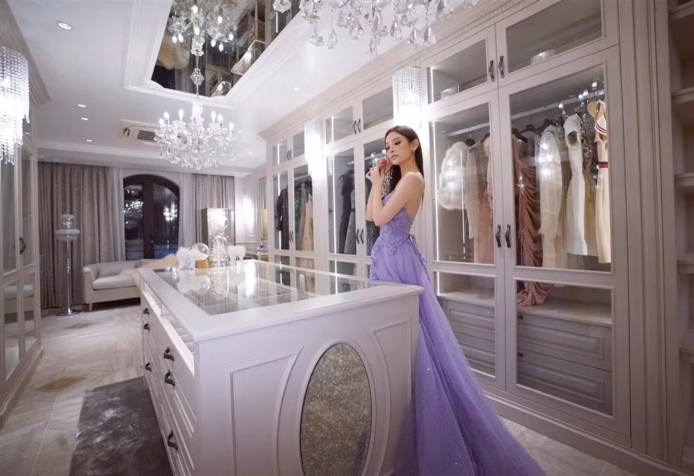 Tuy nhiên, điều khiến cư dân mạng chú ý chính là tủ đồ hàng hiệu chất như núi sau lưng bà mẹ 2 con.