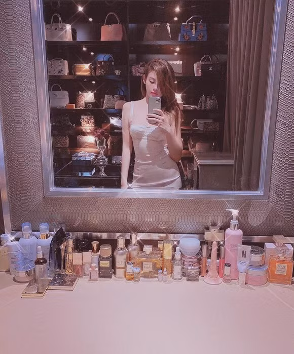 Trước đó, cựu hot girl Huyền Baby cũng từng khoe căn phòng ngập tràn váy, giày dép, túi xách hàng hiệu.