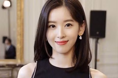 Nhờ vẻ xinh xắn, trong sáng mà cô nàng sinh năm 1993 đã được cư dân mạng đặt cho biệt danh "hot girl trà sữa". Sau thời gian đó, tên tuổi của Chương Trạch Thiên được yêu mến và trở thành hình mẫu lý tưởng của vô số nam thanh niên Trung Quốc.