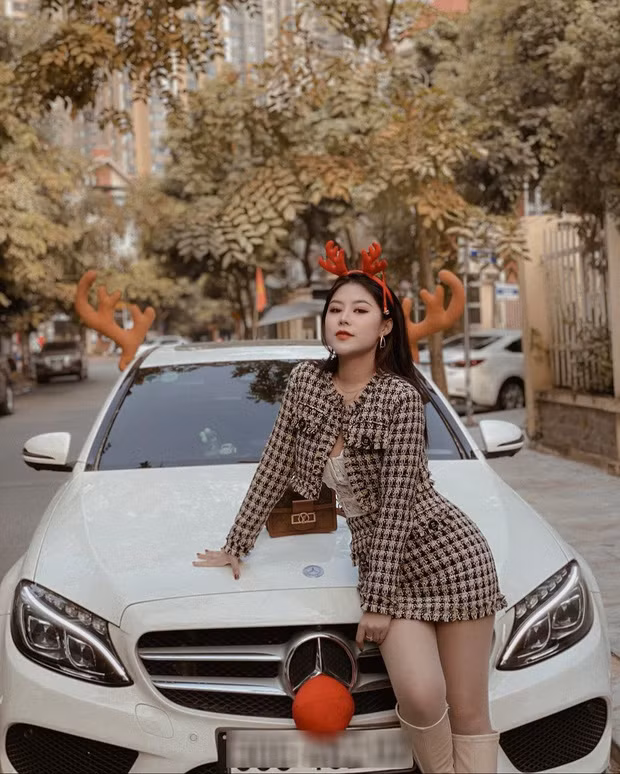 Gái xinh Nguyễn Thảo cũng sang chảnh không kém khi check-in bên xế hộp được trang trí khá ấn tượng.