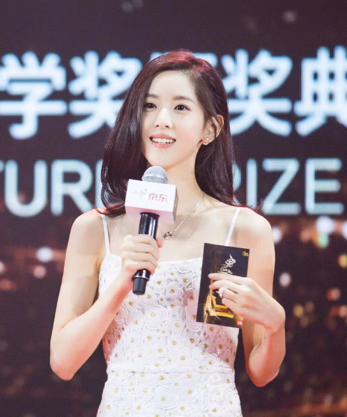 Phu nhân Chủ tịch của JD.com được săn đón và xem trọng trong giới thương trường lẫn showbiz.