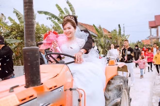 Mới đây, trên mạng xã hội vừa chia sẻ loạt hình ảnh rước dâu bằng máy cày của chàng rể quê Nghệ An nhận được sự quan tâm của đông đảo cộng đồng mạng. Ảnh: FBNV