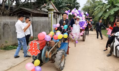 Nhiều cư dân mạng còn cho rằng, đôi khi chẳng cần siêu xe tiền tỷ, xế đẹp sang mà đám cưới vẫn trở nên nổi bật, vui vẻ khắp một vùng quê. Ảnh: Internet