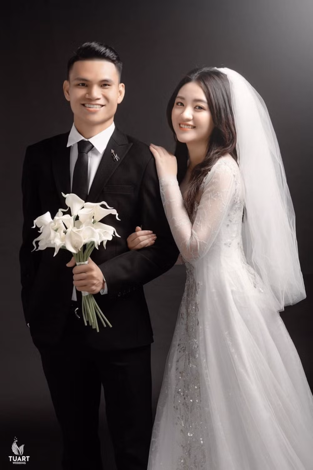 Xuất hiện trong bộ ảnh cưới, nàng WAG mới Dung Trần đeo vương miện, mặc váy cưới xinh đẹp rạng ngời. Xuân Mạnh diện vest bảnh bao, lịch lãm. Nhiều người nhận xét cả hai có tướng phu thê, là đôi lứa xứng đôi, trai tài gái sắc.