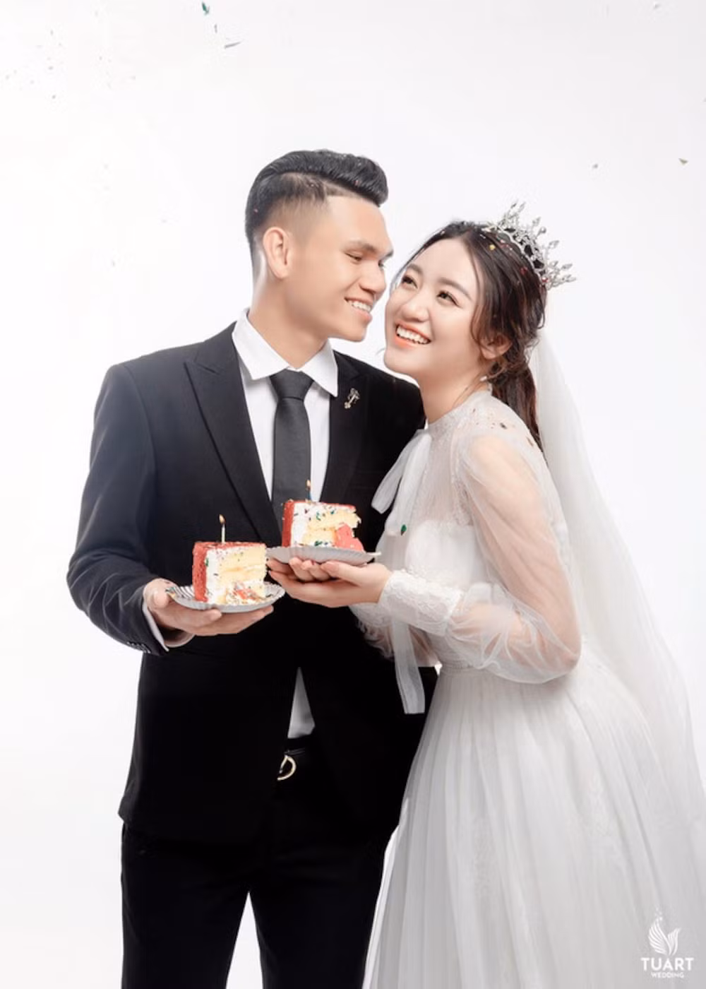 Hau ve Xuan Manh lo anh cuoi, nhan sac co dau bi chu y