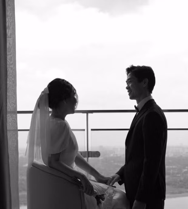 Nàng WAG mới này dù im hơi lặng tiếng trên mạng xã hội và khá kín đáo nhưng nhan sắc của cô nàng cũng đáng chú ý, đặc biệt trong ngày cưới Viên Minh đều lựa chọn chiếc váy giản dị nhưng không kém phần sang trọng.