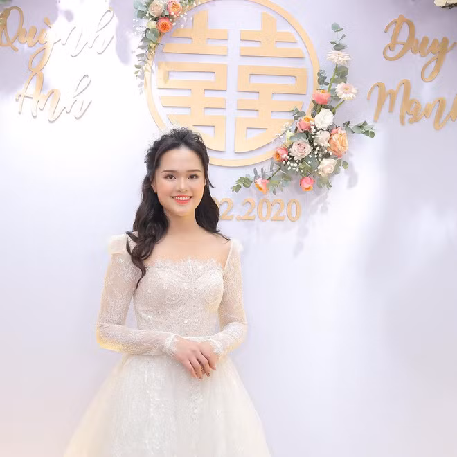 Vợ trẻ của cầu thủ Duy Mạnh cũng từng được dân tình đem ra so nhan sắc không ít lần.
