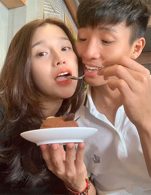 Người hâm mộ bóng đá phải công nhận rằng trung vệ Bùi Tiến Dũng là một trong những cầu thủ "viên mãn" nhất khi vừa có sự nghiệp thi đấu thăng hoa lại có một gia đình nhỏ hạnh phúc.