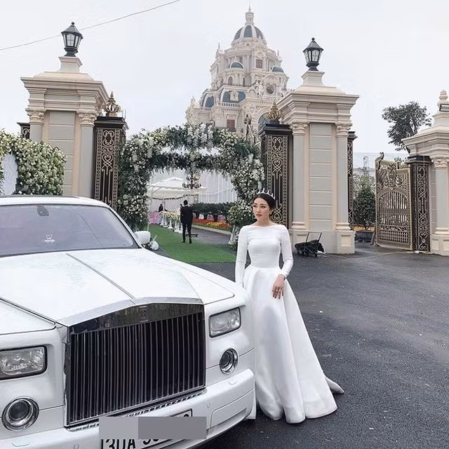 Trần Thu Hương (sinh năm 2000, quê Nam Định) được biết đến là "cô dâu 200 cây vàng". Cô lấy chồng năm 19 tuổi.