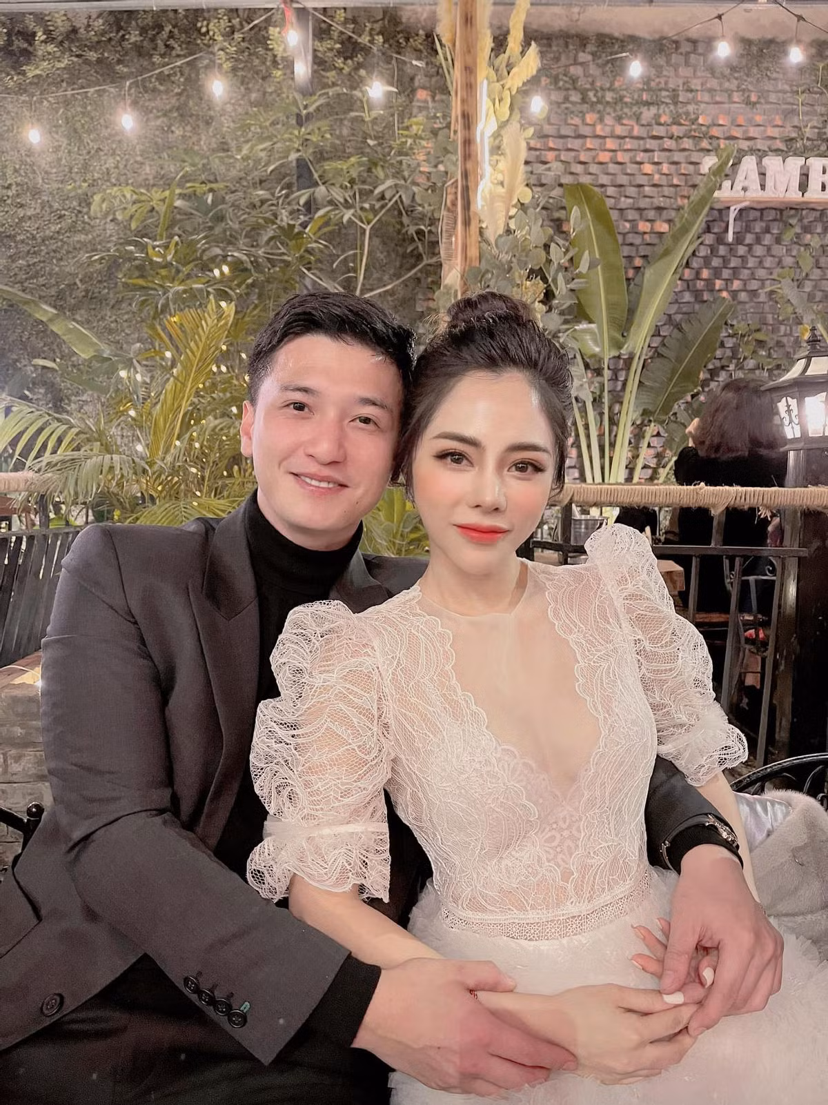 Huỳnh Anh cũng chia sẻ loạt khoảnh khắc tình tứ bên cạnh bạn gái hiện là mẹ đơn thân.