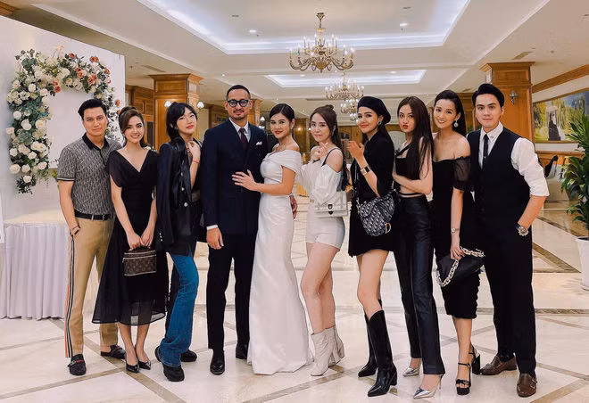 Vào ngày 25/11 vừa qua, nữ MC Thu Hoài và ông xã Hoàng Nam đã tổ chức một bữa tiệc mời cưới, dành riêng cho bạn bè trong giới golf của cả hai. Đây là cặp đôi được cộng đồng mạng mong chờ nhất bởi chuyện tình yêu của họ rất đẹp và đáng ngưỡng mộ.