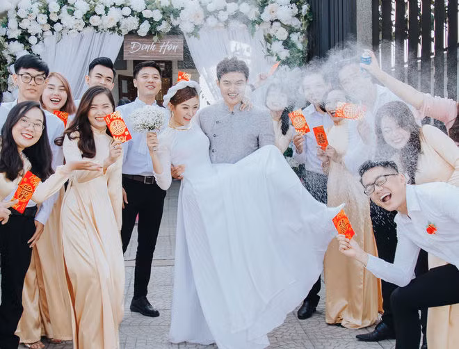 Trước đó, câu chuyện của Cẩm Tú - Thiên Nguyện từng chiếm rất nhiều cảm xúc của Trấn Thành, Hương Giang cùng các nghệ sĩ và khán giả trong tập 14 NALA mùa 2.