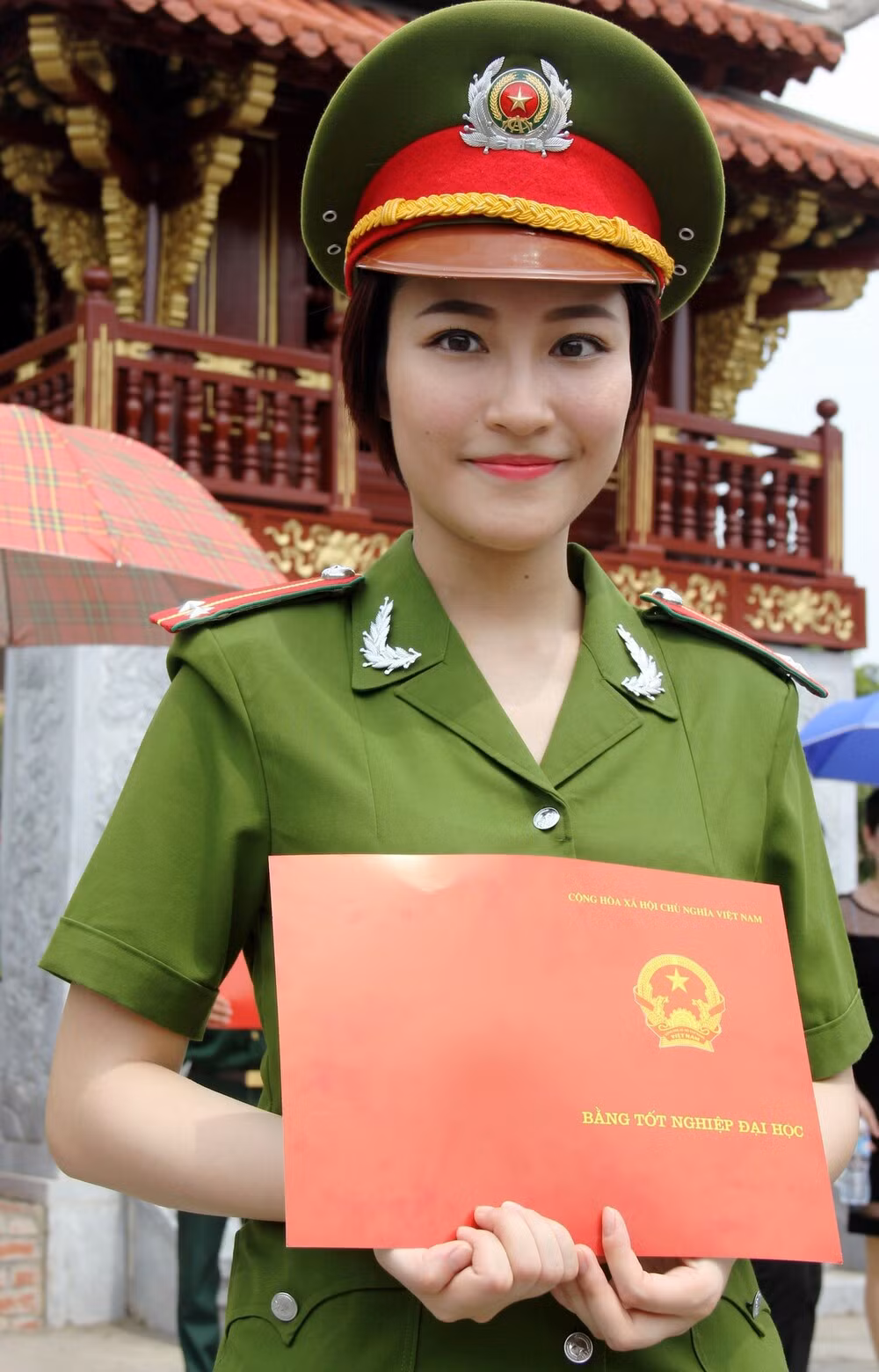 Nguyễn Phương Linh lớp B4D36, Học viện Cảnh sát nhân dân được mệnh danh là người phá kỷ lục thăng hàm của ngôi trường này. Thay vì nhận hàm thiếu uý khi tốt nghiệp, Nguyễn Phương Linh đã được Bộ Công an phong hàm trung uý.