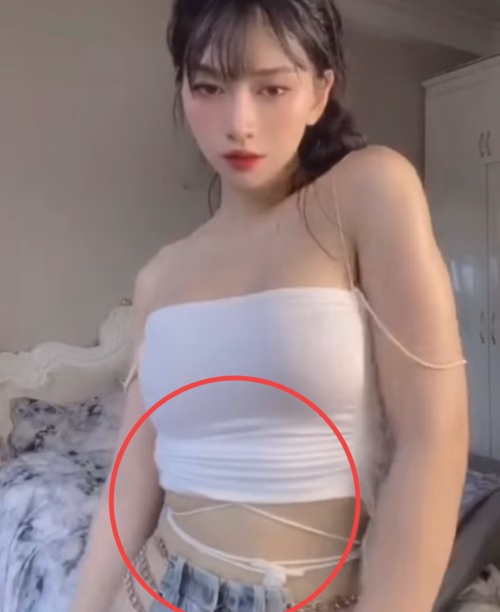 Có thể Lê Bống đã sử dụng app chỉnh ảnh bóp méo cơ thể để cho ra đời bức ảnh hoàn hảo hơn.