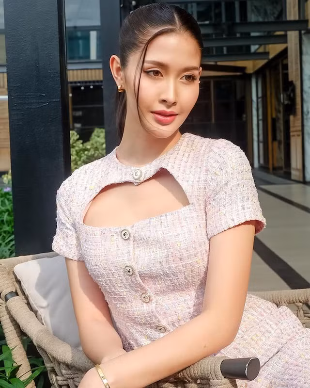 Rock Kwanlada không cần trang điểm đậm mà chỉ nhẹ nhàng, "sương sương" cũng đủ xao xuyến lòng người.