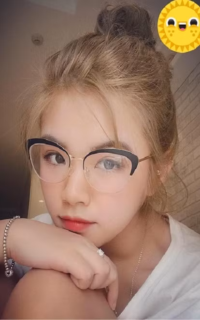 Trong các bức ảnh đăng tải trên trang cá nhân của mình, bạn gái PewPew không trang điểm cầu kì, váy vóc lộng lẫy nhưng vẫn toát lên được vẻ xinh đẹp, trẻ trung. Ảnh: Tổng hợp Internet