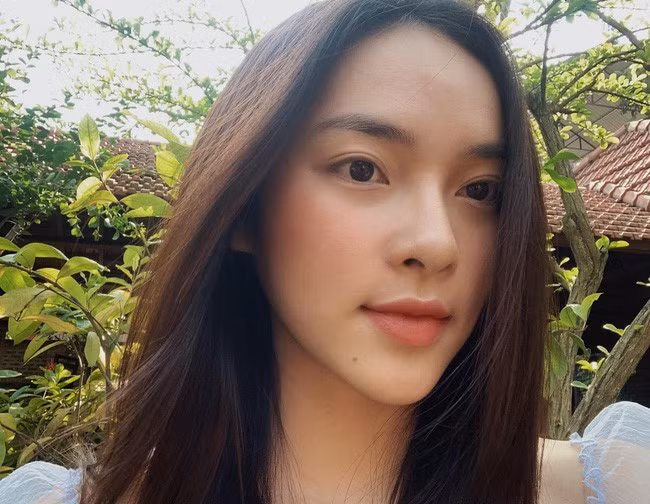Diệu Linh vừa sở hữu gương mặt thanh tú pha sự dịu dàng của con gái châu Á, vừa có thần thái sang chảnh, cá tính của con gái phương Tây.