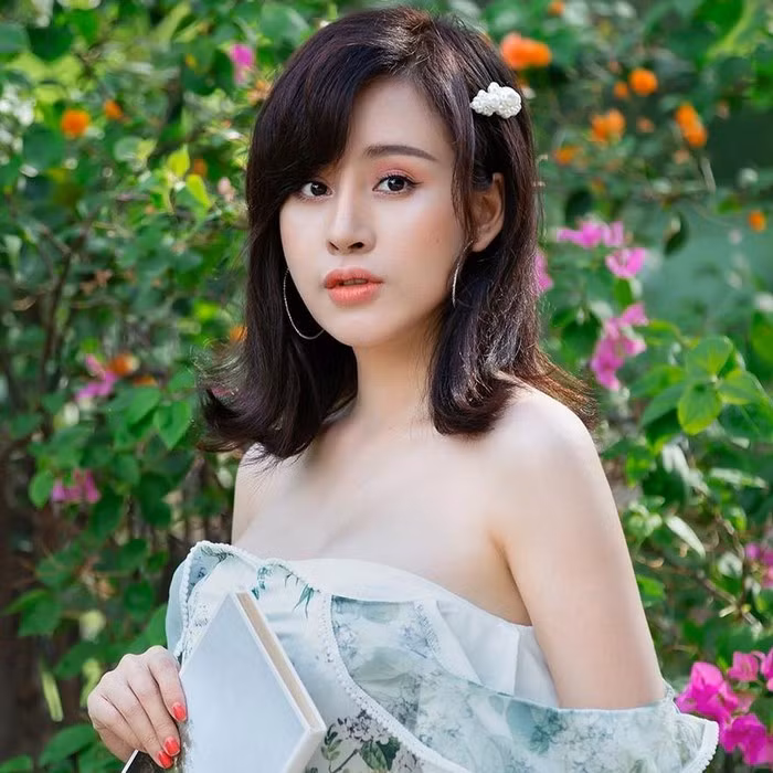 Không chỉ dẫn đầu ở khoản tai tiếng, Bà Tưng còn là một trong những người có số lần "đụng dao kéo" trên cơ thể nhiều nhất.