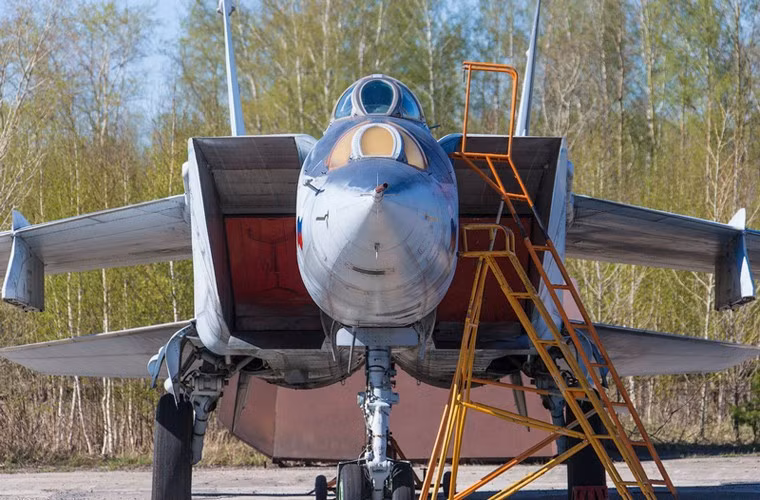 Ngoài tốc độ nhanh khủng khiếp thừa hưởng, MiG-25PU còn có đặc điểm “dị” ở thiết kế buồng lái so với mẫu máy bay huấn luyện chiến đấu khác trên thế giới.