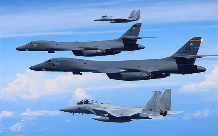 Trong cuộc tập trận này, các máy bay ném bom B-1 Lancer đã phối hợp với 4 chiếc F-15C Eagles từ Căn cứ Không quân Kadena trên đảo Okinawa.