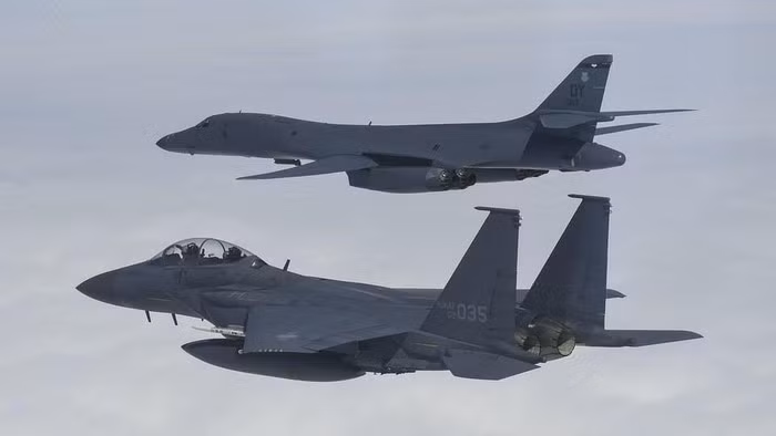 Sau đó, nhóm tác chiến của tàu USS Ronald Reagan - gồm những chiếc F-35 Lightening II được giao cho Trạm Không quân của Thủy quân lục chiến Iwakuni, Nhật Bản và các máy bay chiến đấu F-15J của JASDF - cũng gia nhập đội hình với nhóm máy bay trên để tiến hành cuộc huấn luyện quy mô lớn ở biển Nhật Bản.