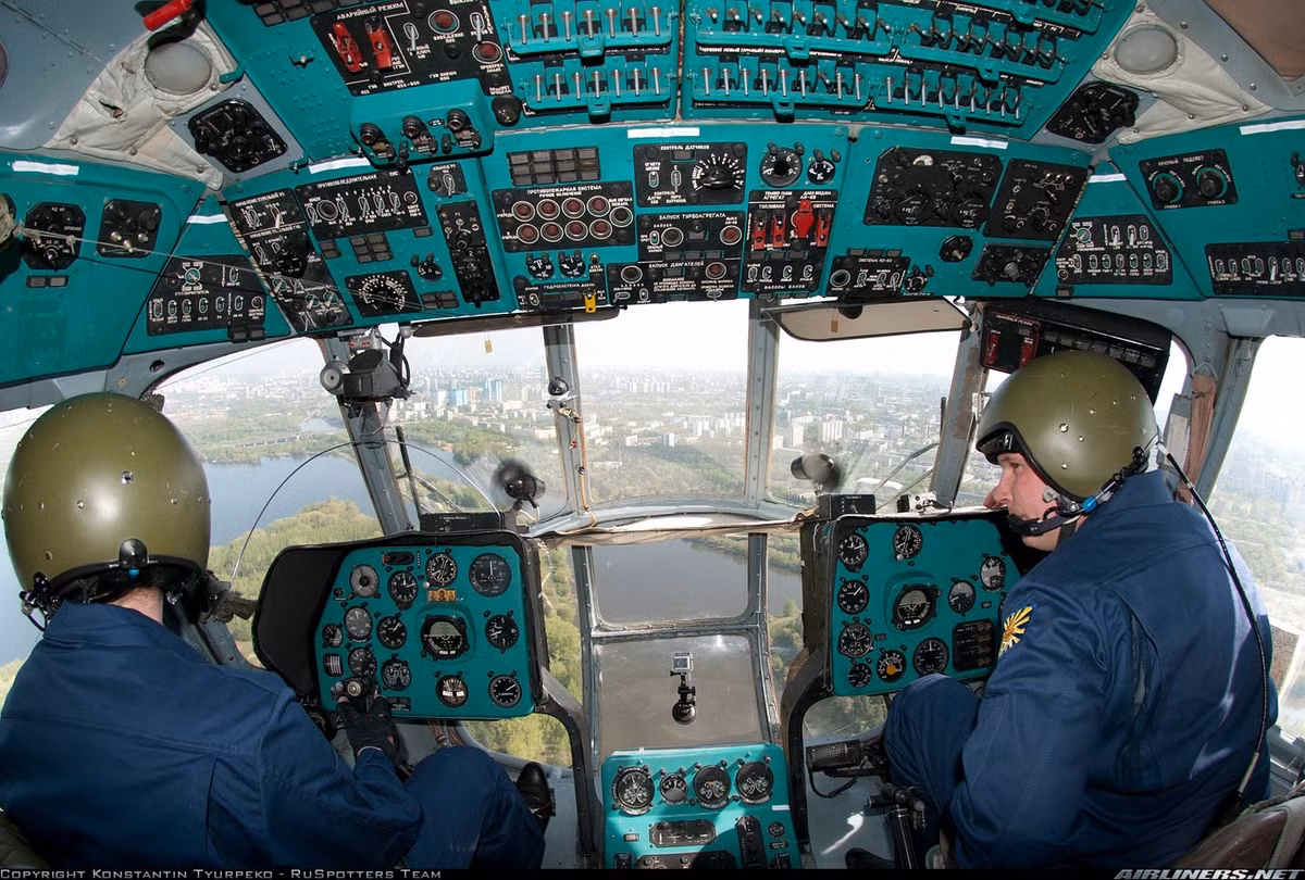 Cận cảnh buồng lái đơn giản mà hiệu quả của dòng trực thăng Mi-8MT. Nguồn ảnh: Airlines.net